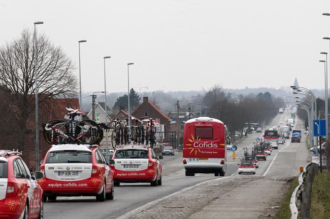 The team buses head from Deinze to Gistel