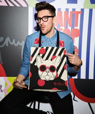henry holland with black spectacle and tote bag