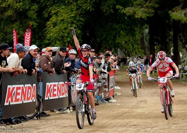 Chloe Forsman (BMC) out-sprints Lea Davison to take the victory.