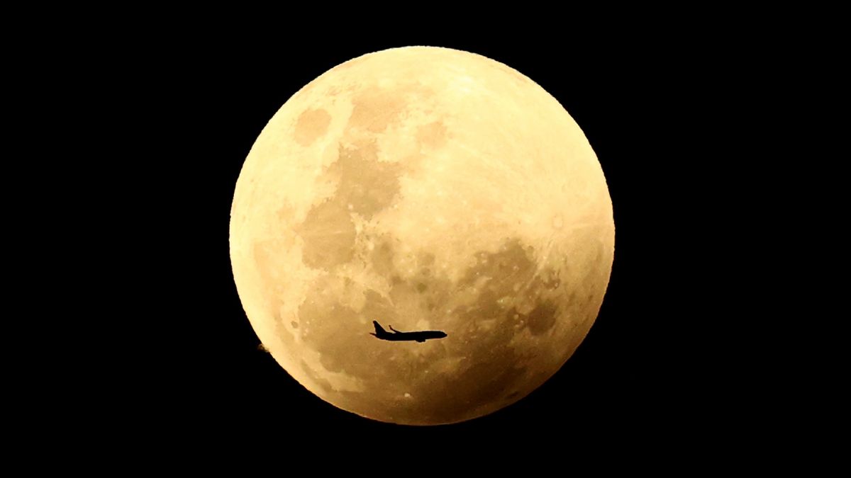 How to watch the ‘Harvest Supermoon’ get eclipsed by Earth next week