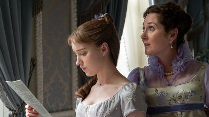 BRIDGERTON (L to R) PHOEBE DYNEVOR as DAPHNE BRIDGERTON and RUTH GEMMELL as LADY VIOLET BRIDGERTON in episode 101 of BRIDGERTON