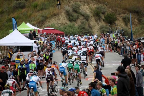 The peloton heads for Thousand Oaks