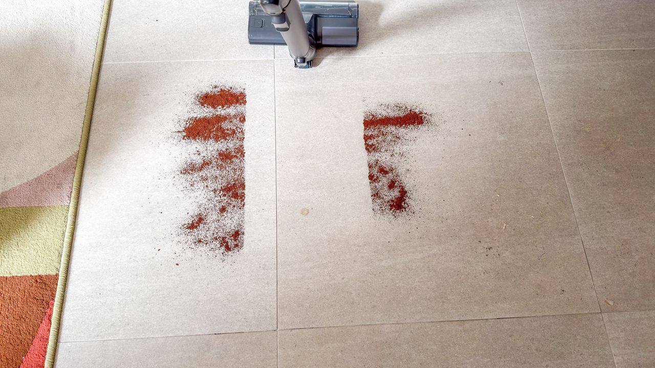 Samsung Jet 95S cleaning coffee grounds on tiles