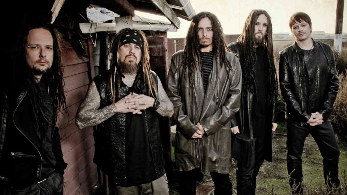 Korn posing for a photograph in 2013