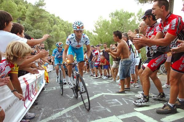 Breakaway members Serafin Martinez (Xacobeo Galicia) and Johann Tschopp (BBOX Bouygues Telecom) try to limit their losses to David Moncoutie on the stage's final climb.
