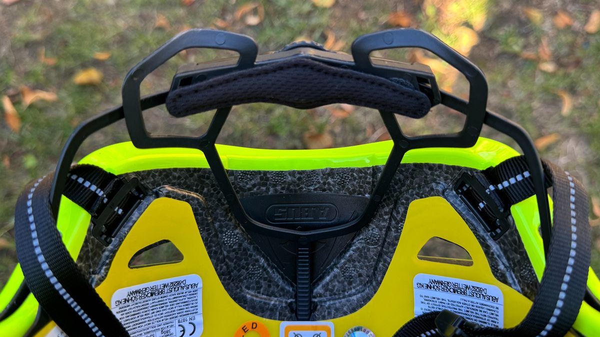 The Abus Pedelec 2.0 MIPS with cradle in lower position