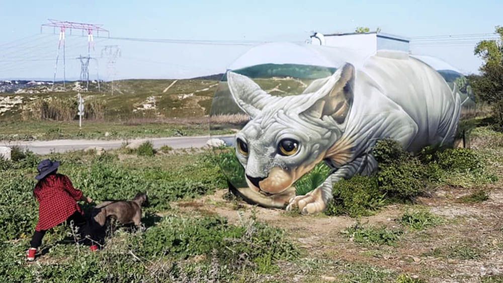 One of the best trompe l&#039;oeil illusions, showing a giant sphinx cat 