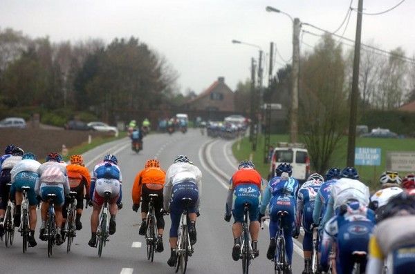 Winds split the group in Gent-Wevelgem.