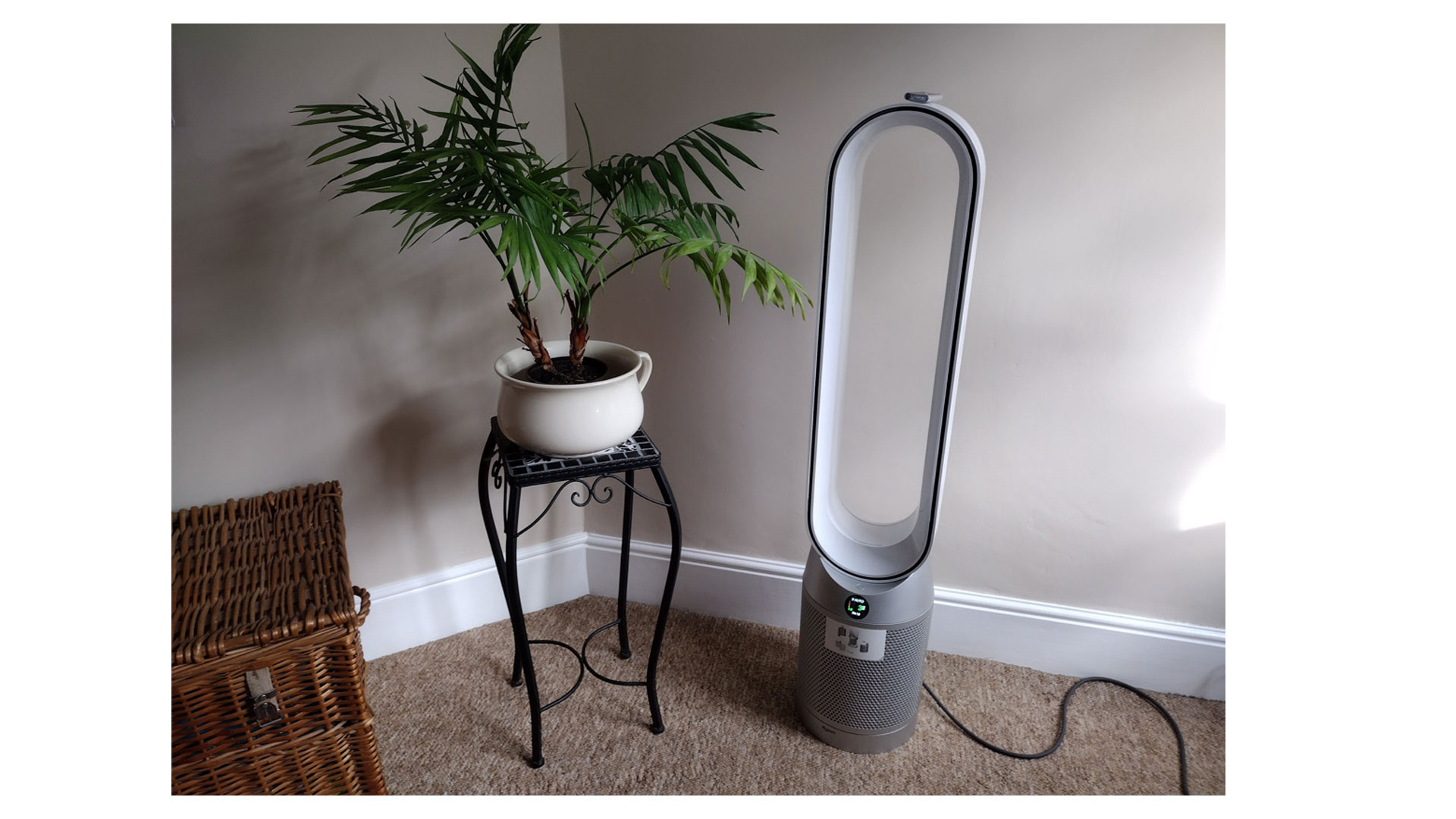 Dyson Purifier Cool Review: Das Bild zeigt den Luftreiniger in einer Wohnzimmerumgebung.