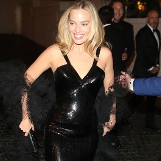 Margot Robbie's Golden Globes 2024 Look Was Inspired by Superstar