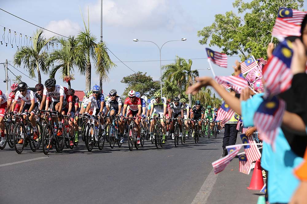There were plenty of crowds along the roadside