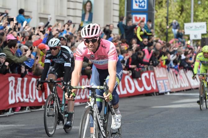 Matthews rolls in to keep the maglia rosa