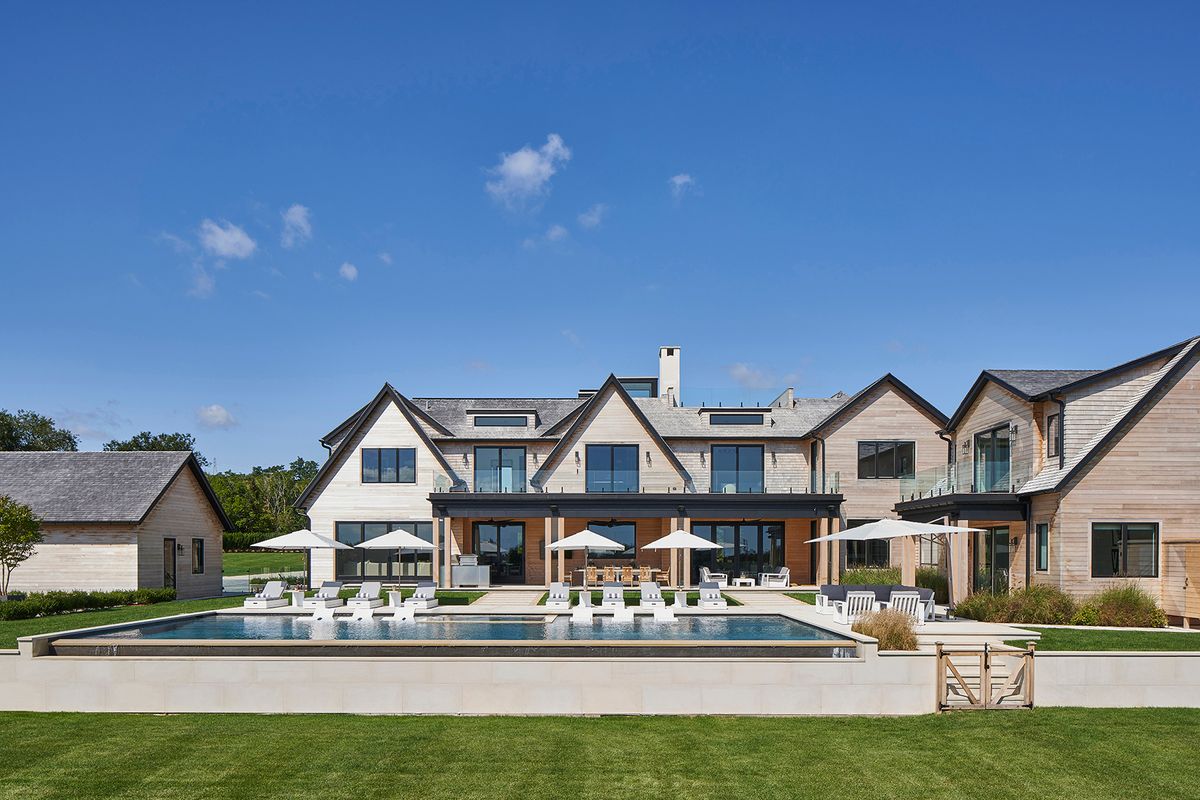 Entrez dans cette maison de plage moderne des Hamptons qui joue habilement avec les couleurs, les formes et l'échelle.