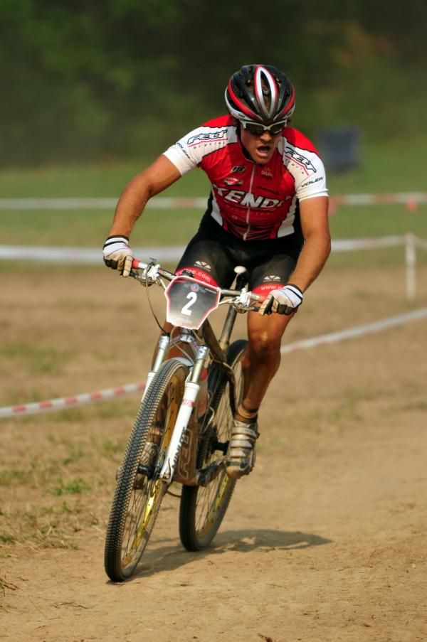 Andy Schultz (Kenda / Felt) through the S-turns