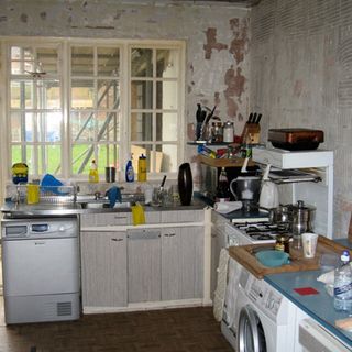 kitchen with washing machine and gas counter