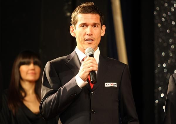 Robbie McEwen talks to the crowd.