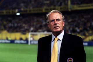 Mustafa Denizli managing Fenerbahce, 2001