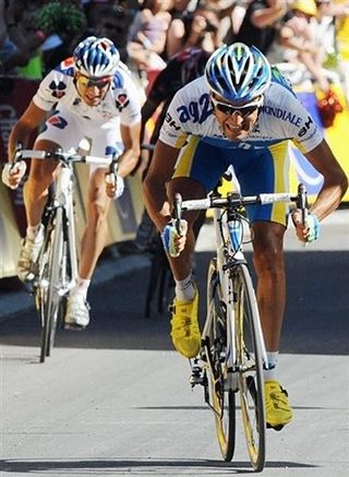 Frenchman Cyril Dessel (AG2R) outsprints compatriot Sandy Casar (Francaise des Jeux) and Spaniard David Arroyo (Caisse d'Epargne)