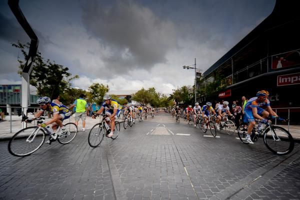 The peloton navigates its way left and right around a round-a-bout in the middle of the course