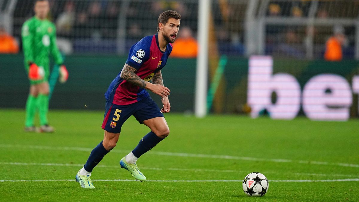 Inigo Martinez of FC Barcelona controls the ball during Barcelona&#039;s last Champions League match