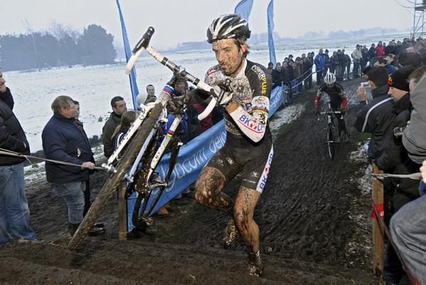 Niels Albert (BKCP - Powerplus) leads Sven Nys (Landbouwkrediet)