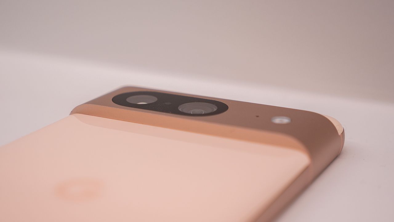 Hands on with the Google Pixel 8 and Pixel 8 Pro
