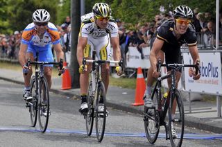 Jack Bauer (right) gets the better of Julian Dean (Garmin-Transitions) and Hayden Roulston (HTC-Columbia)