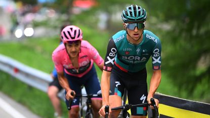 Hindley rides away from Carapaz at the Giro 2022