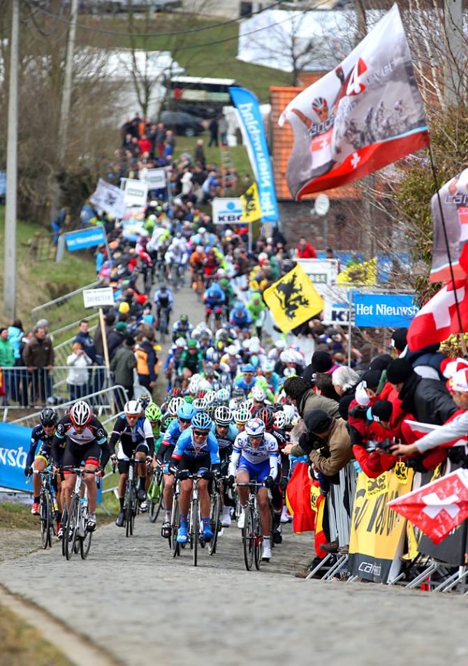 The bunch heads up the Paterberg