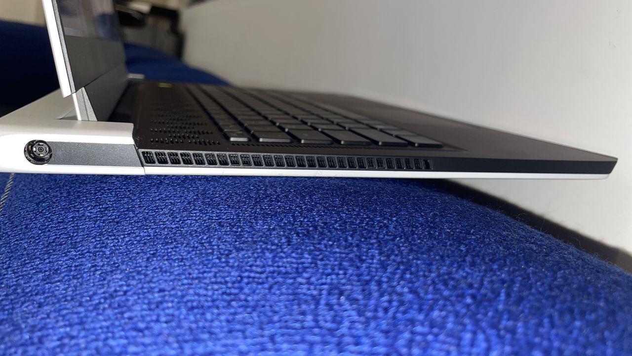 Alienware x15 R2