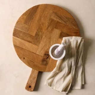 Circular wooden chopping board