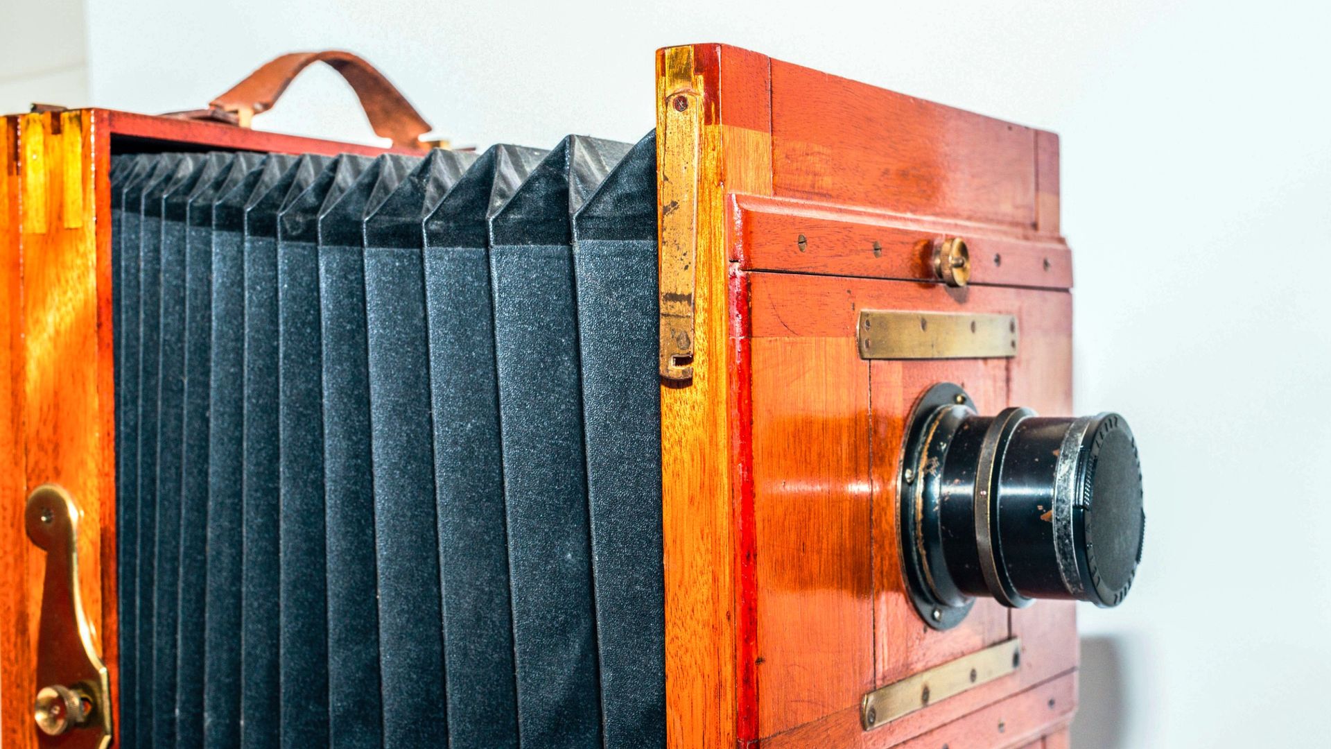 Photographer wins major monochrome award using massive 95-year-old wooden camera. 'The camera itself weighs 45 pounds / 20kg'