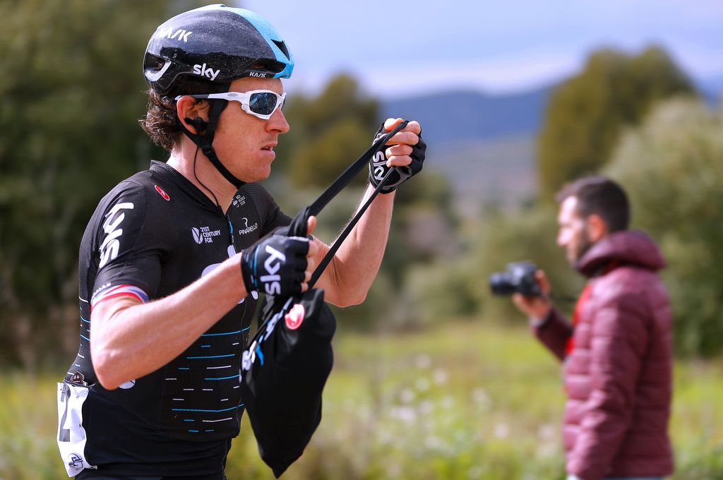 Geraint Thomas grabs his lunch