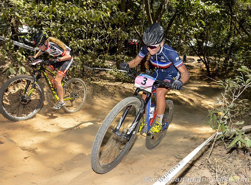 Loana Lecomte (France) and Laura Stigger (Austria) climb.
