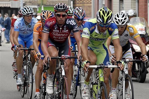 The break worked smoothly together but couldn't crack the three minute mark in its lead on the peloton.