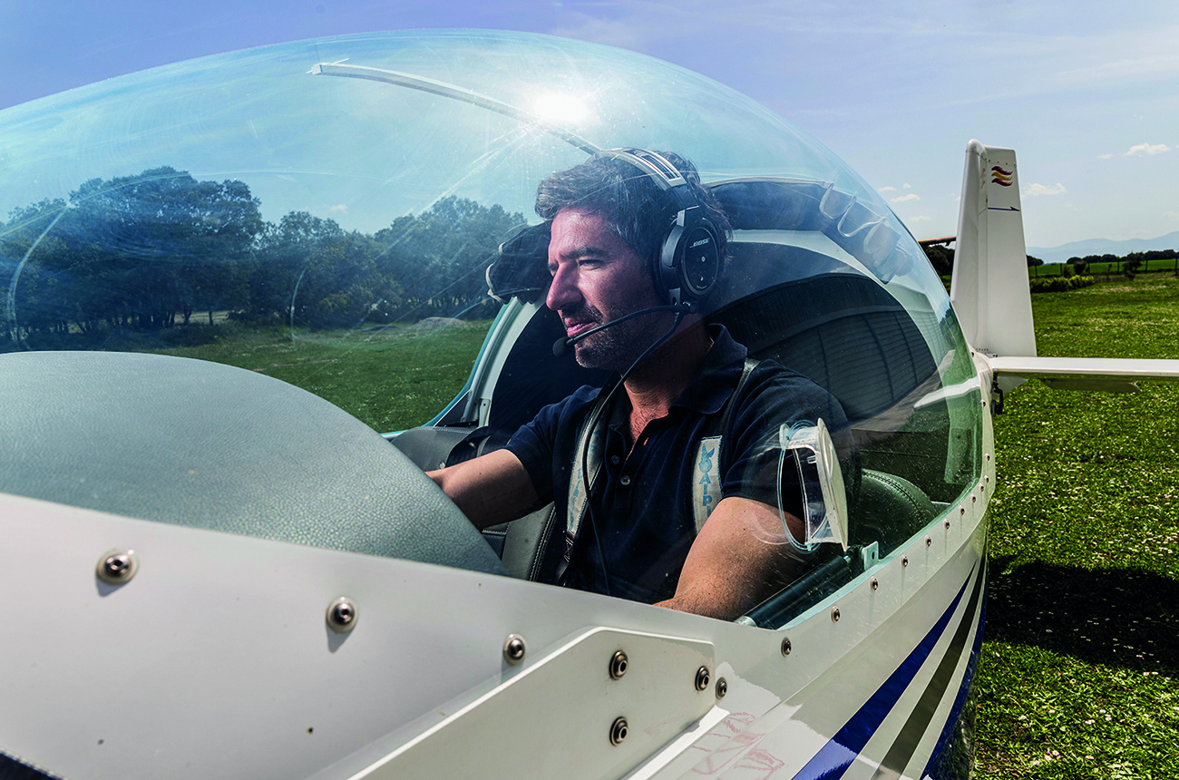 Richi Arambarri Perez in airplane