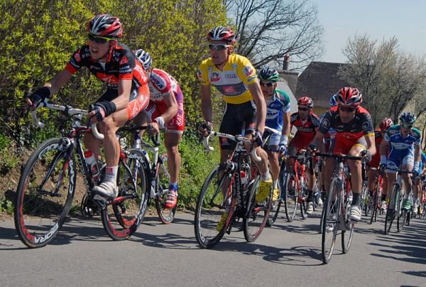 Race leader Luis Leon Sanchez (Caisse d'Epargne) works hard to defend his yellow jersey.