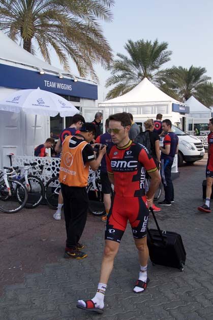 Samuel Sanchez arrives for stage 2