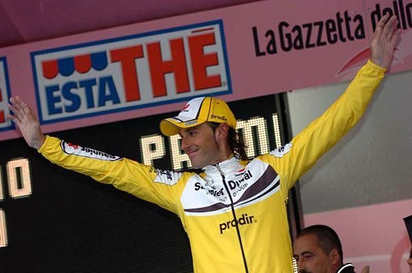 Iban Mayo (Saunier Duval-Prodir) salutes the crowd after winning the stage.