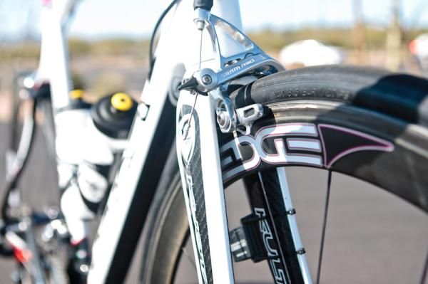Pinfold and his teammates are running all-carbon clinchers from Edge Composites this year, shod with Maxxis rubber. Standard brake blocks are fitted here but normally the team uses SwissStop Yellow King compounds.