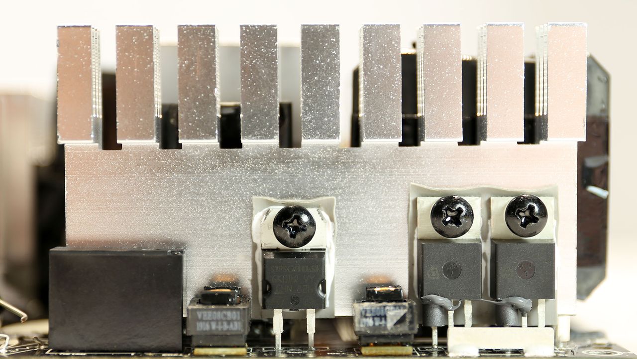 Antec Signature Titanium 1000W APFC converter