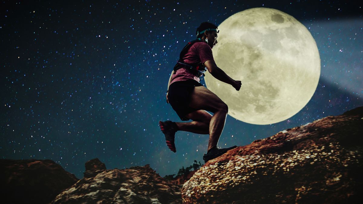 Trail runner jumping and run on the rocky road in the night against the full moon – 5 tips for night running