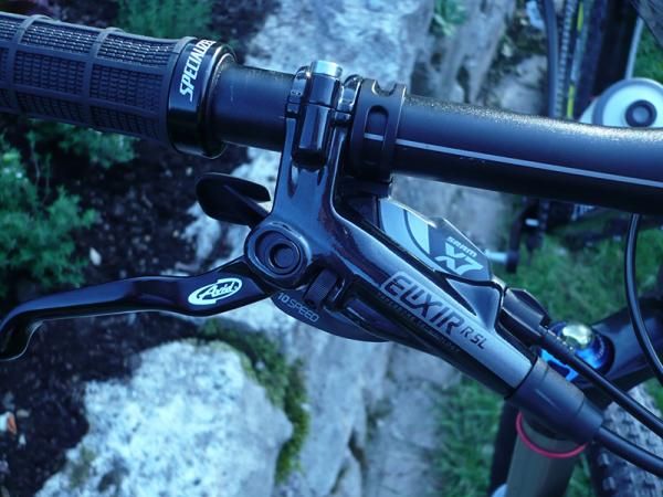 Avid Elixir 5 SL brakes and SRAM X.7 shifters are part of the cockpit.