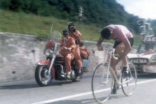 Merckx changes gear during the time trial to San Marino at the 1969 Giro d'Italia