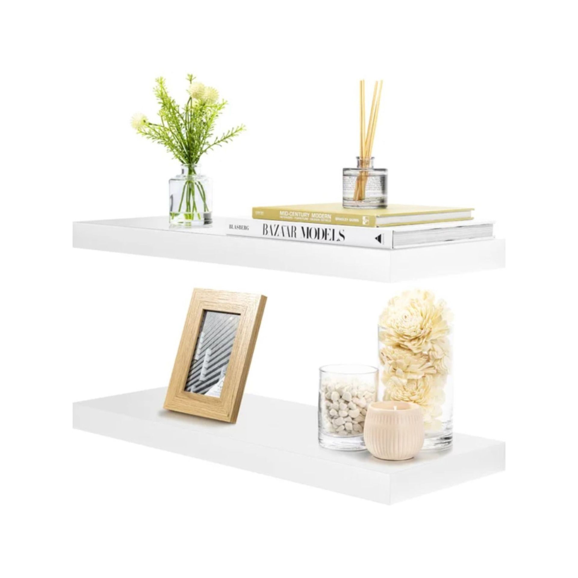 Dua rak mengambang berwarna putih dengan dekorasi di atasnya