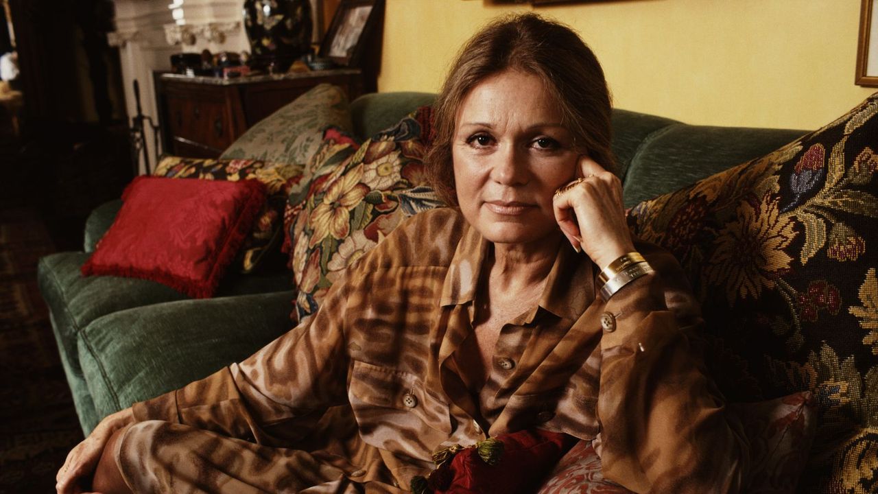 gloria steinem in her living room