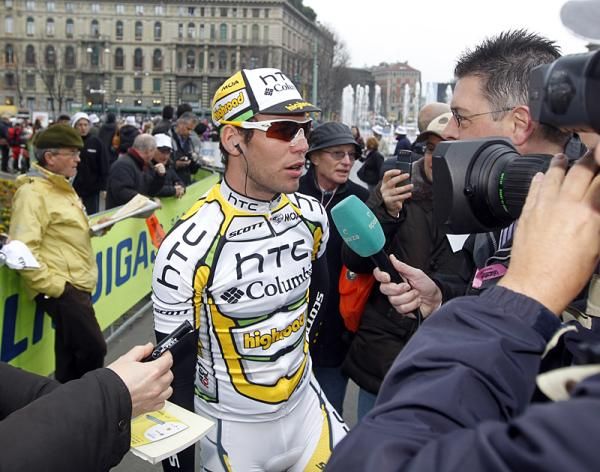 Mark Cavendish (HTC - Columbia) speaks with reporters prior to the start.