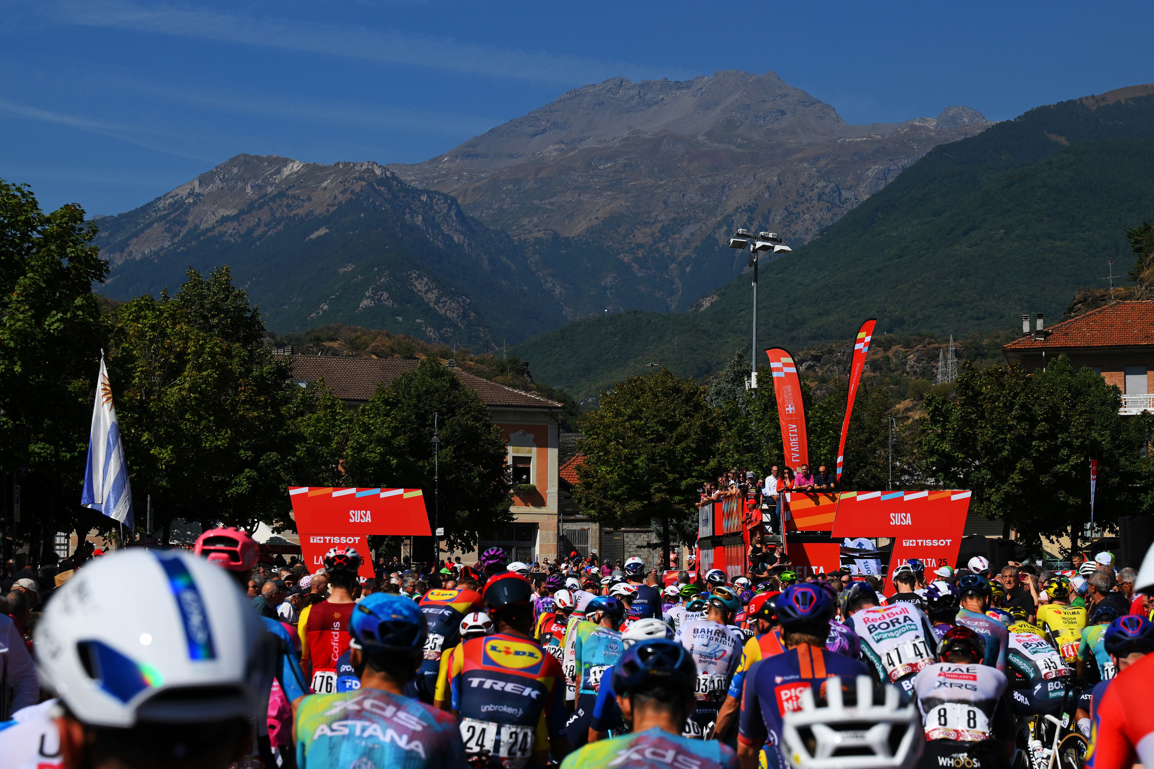 Peloton on stage 4 of La Vuelta 2025