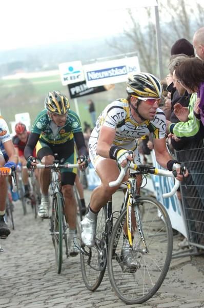 Mark Cavendish (HTC - Columbia) ascends the Paterberg.