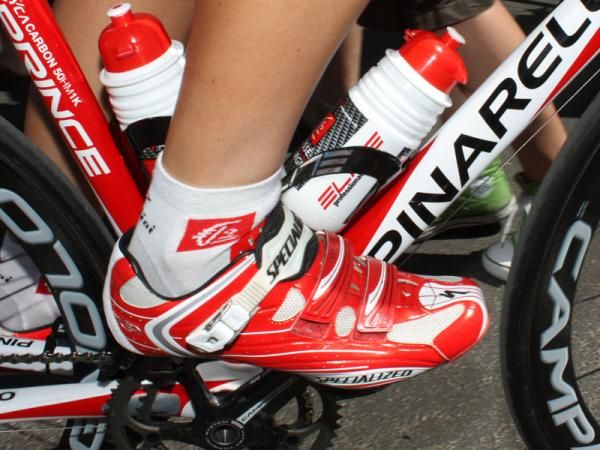 Caisse d'Epargne rider Luis Pasamontes is traveling through France with this bright red Specialized BG Pro road shoes.